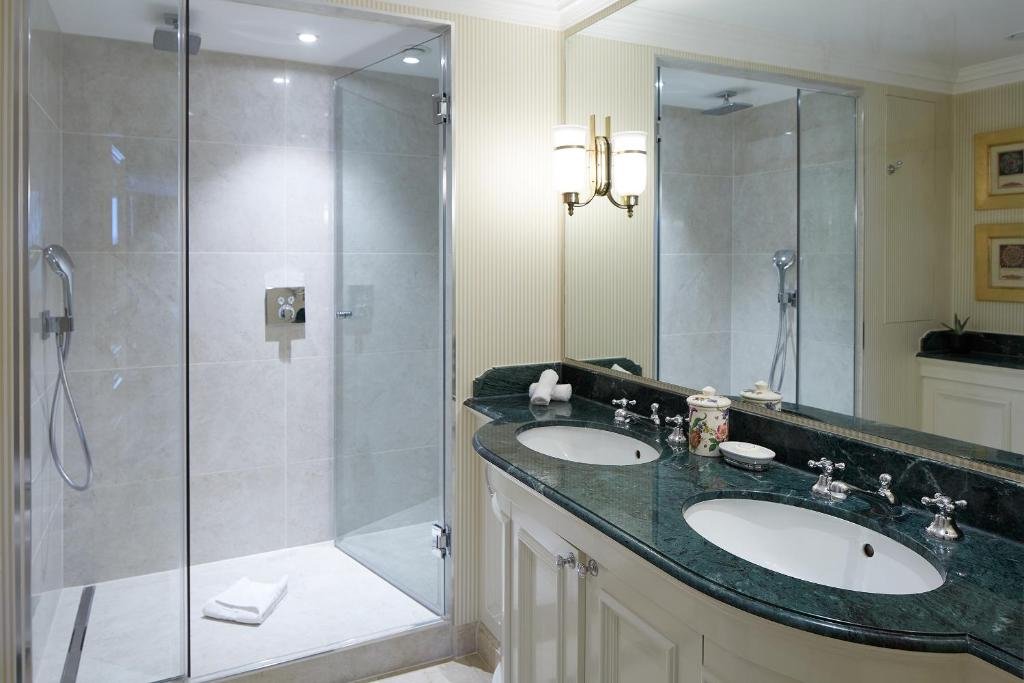 Deluxe Two-Bedroom Apartment - Image 6