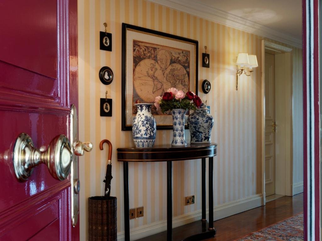Luxury Three-Bedroom Apartment - Image 1