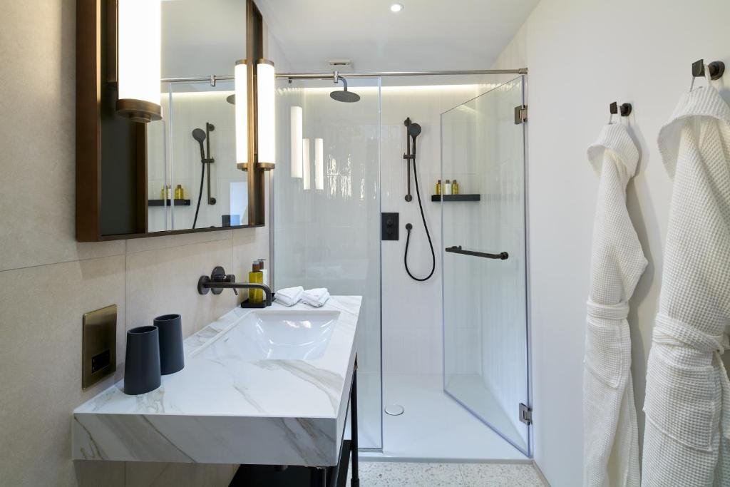 Deluxe Two Bedroom Apartment - Image 1