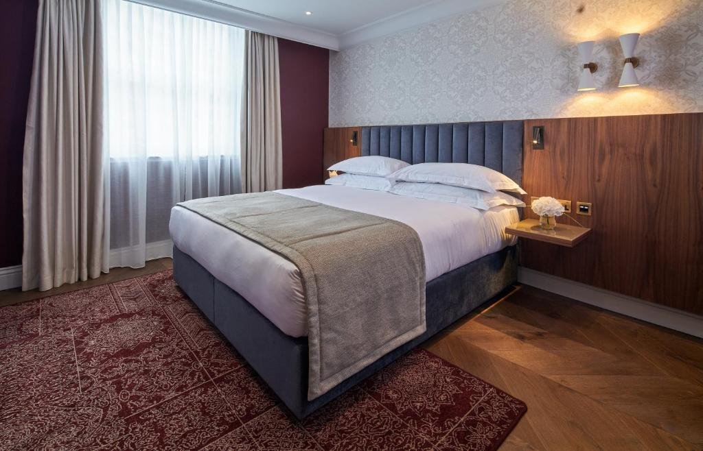Deluxe Two Bedroom Apartment - Image 12