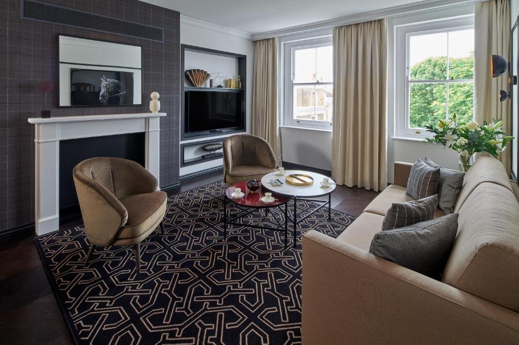 Deluxe Two Bedroom Apartment - Image 13
