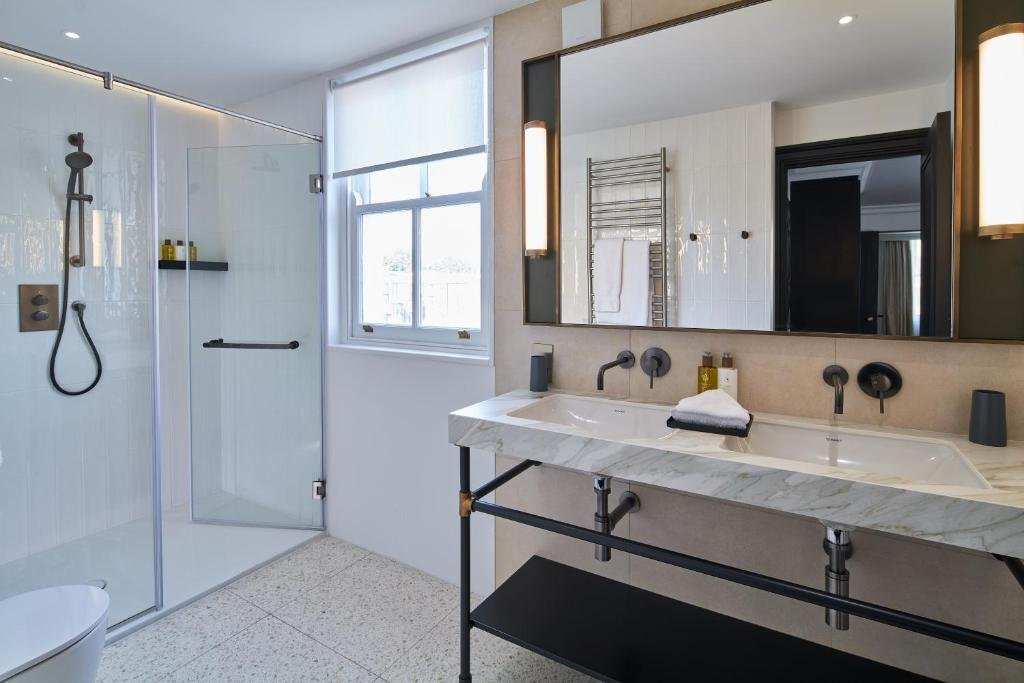 Deluxe Two Bedroom Apartment - Image 2