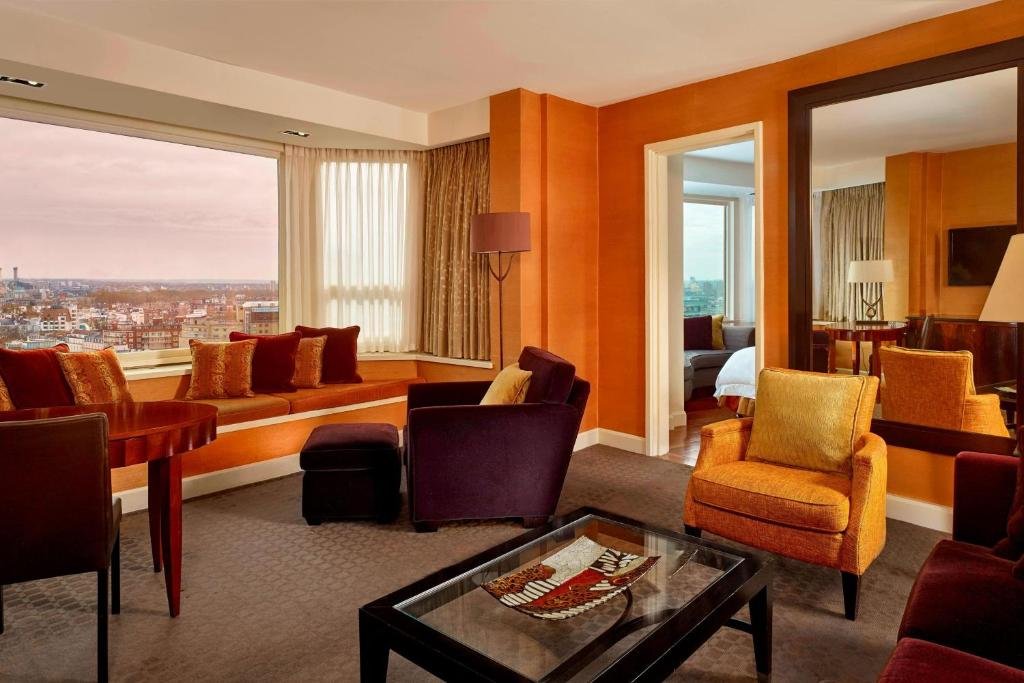 Panoramic Suite, 1 Bedroom Residential Suite, 1 King - Image 2